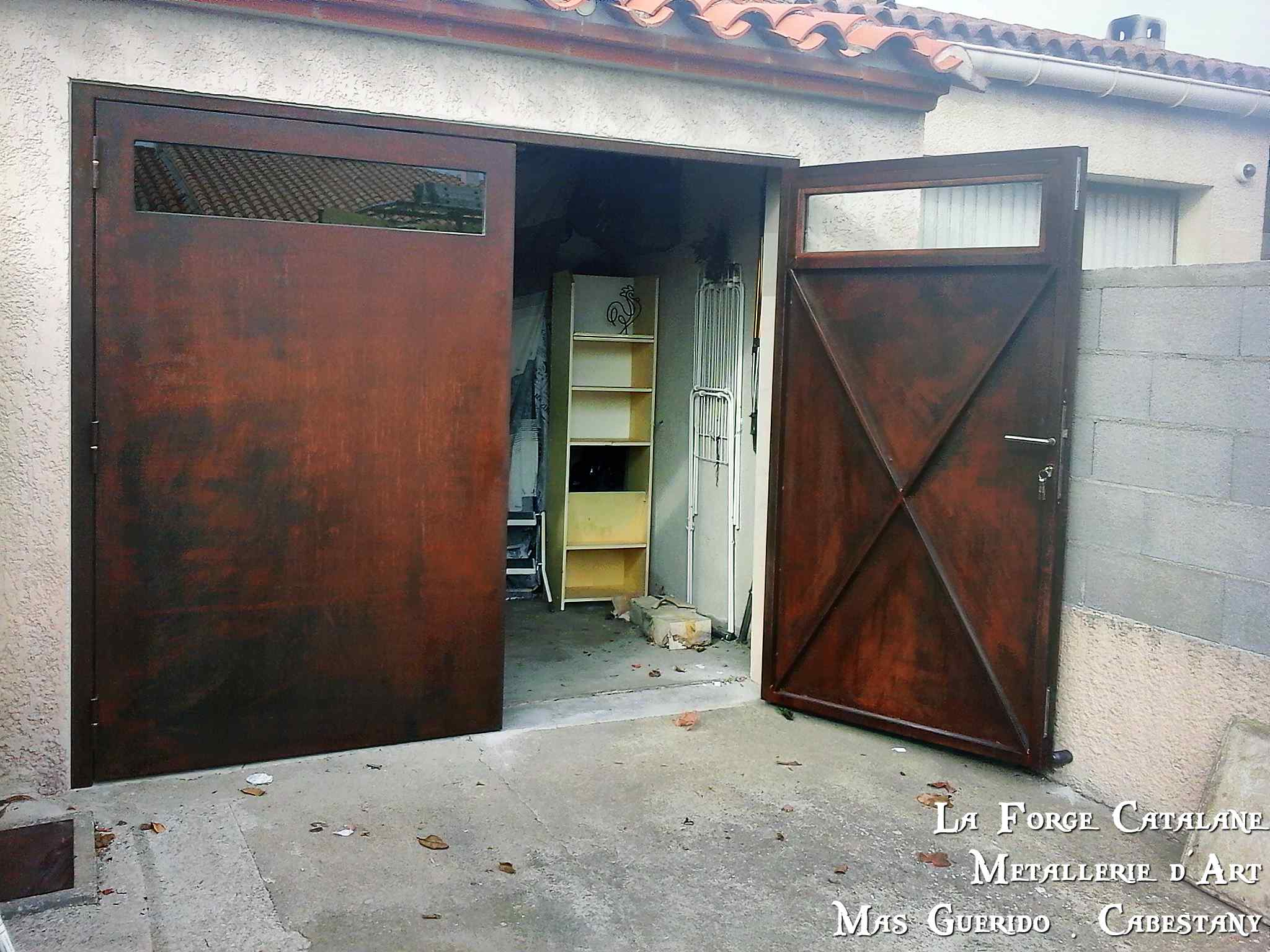 porte de garage tole double vantaux finition rouillee forge catalane.jpg